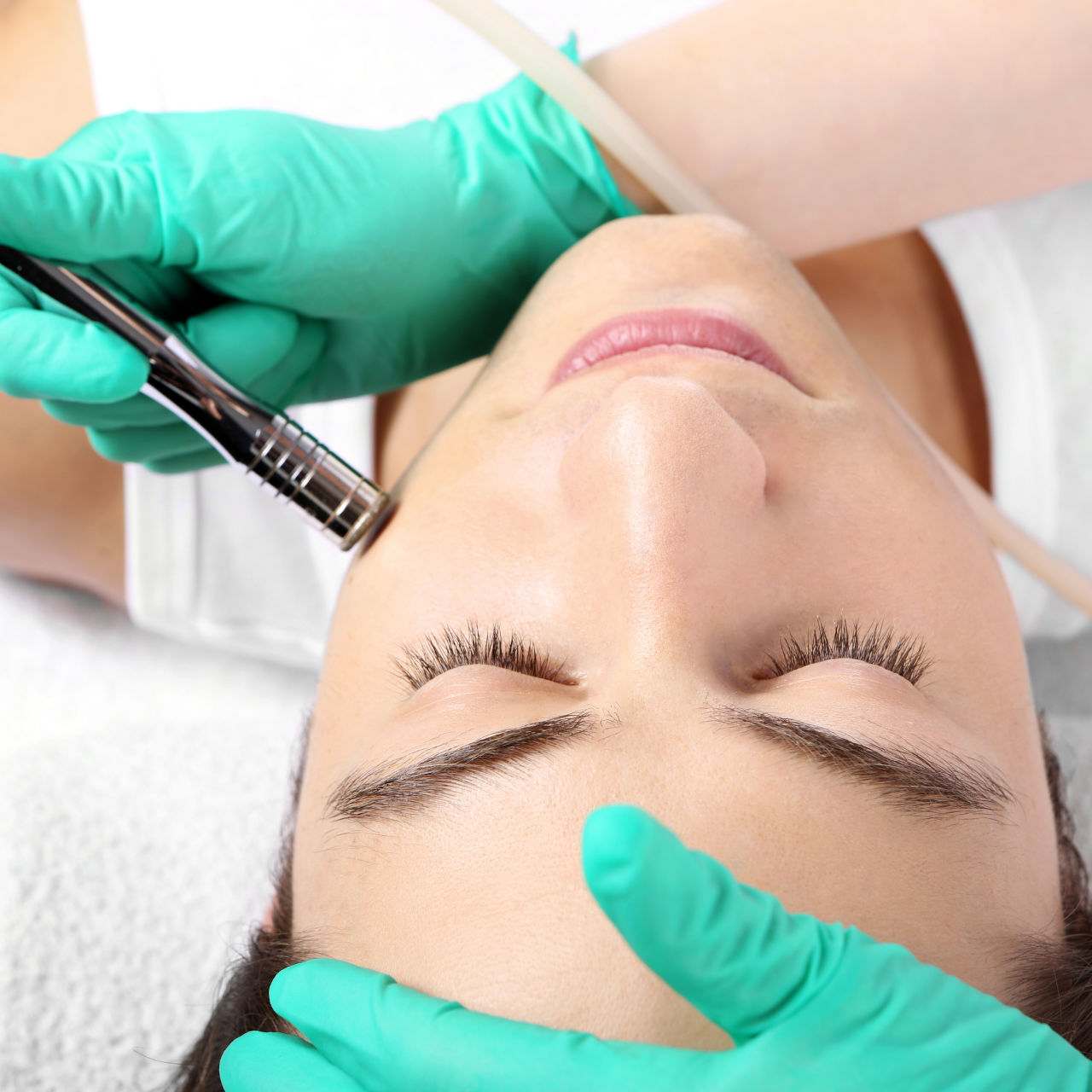 Mikrodermabrazja diamentowa - zabieg kosmetyczny w salonie Beautymania w Warszawie.